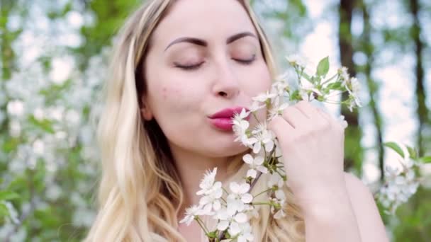 Ansiktet Vacker Ung Blondin Närbild Hon Biter Blomknoppar Gren Buske — Stockvideo