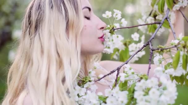 Krásná Mladá Žena Jarní Kvetoucí Zahradě Žena Tvář Detailní Záběr — Stock video