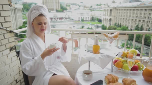 Frau Frühstückt Frühen Morgen Auf Dem Balkon Sie Isst Croissants — Stockvideo