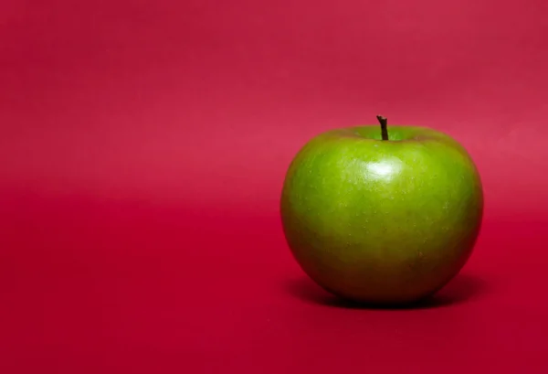 Grüner Apfel Auf Rotem Hintergrund Frisches Obst — Stockfoto