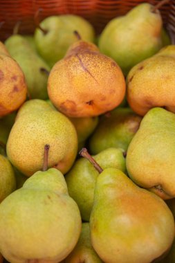 Markette olgun yeşil armutlar var.