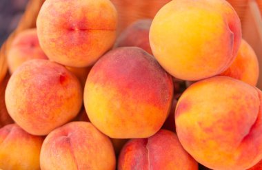 Tatlı, taze meyveler. Şeftali grubu.