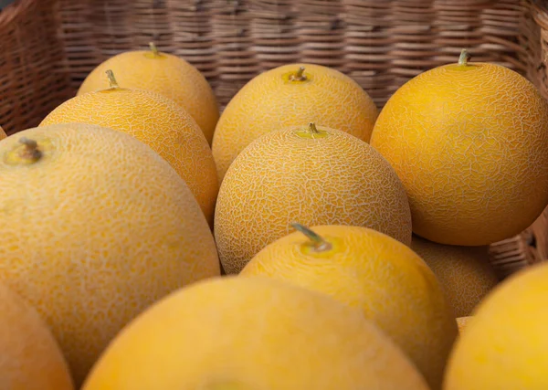 Melony Sklepie Dojrzały Żółty Melon Surowe Wegetariańskie Jedzenie — Zdjęcie stockowe