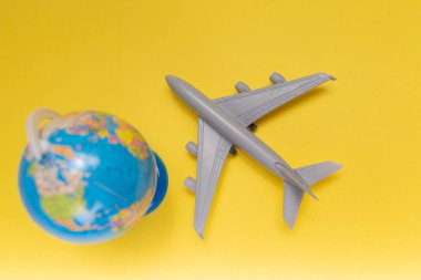 Seyahat planlama. Bir uçak ve globusla en iyi manzara. Yolculuk için hazırlık. Seyahat Tatil Konsepti.