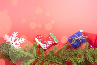 Noel ağacı oyuncakları ve Noel ağacı dallarıyla şenlikli bir arka plan. Boşluğu kopyala