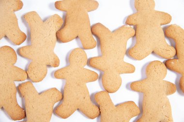 Fırında zencefilli Noel ekmeği boyayla süslenmeye hazır. Ev yapımı, doğal ürünlü şenlikli zencefilli ekmek. Tatlı zencefilli ekmek.