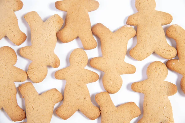 Fırında zencefilli Noel ekmeği boyayla süslenmeye hazır. Ev yapımı, doğal ürünlü şenlikli zencefilli ekmek. Tatlı zencefilli ekmek.