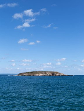 Denizde ıssız, ıssız bir ada..