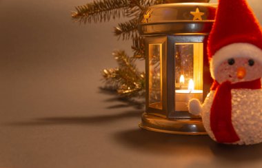 Noel ve Yeni Yıl arkaplanı Noel ağacı dalları ve fotokopi alanı ile kutlanır.