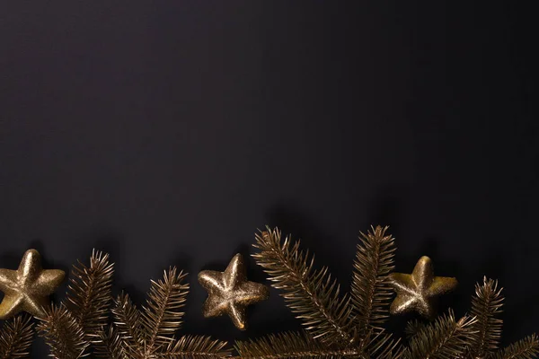 Goldene Christbaumzweige Und Goldene Sterne Auf Dunklem Hintergrund Mit Kopierraum Stockbild