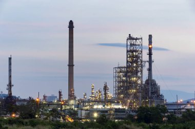 Petrol ve rafineri alacakaranlıkta