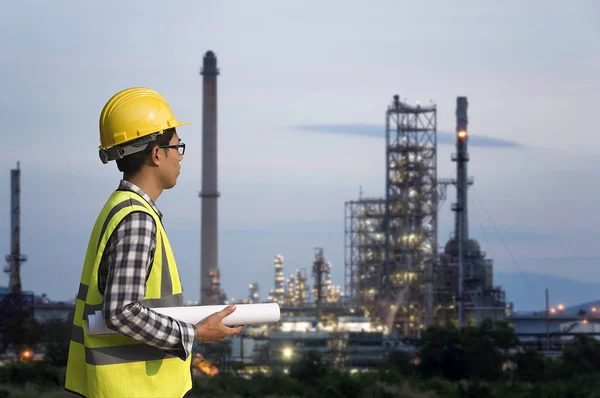 Engenheiro Explicando Indústria Petrolífera Discutindo Novo Projeto Com Grande Fundo — Fotografia de Stock