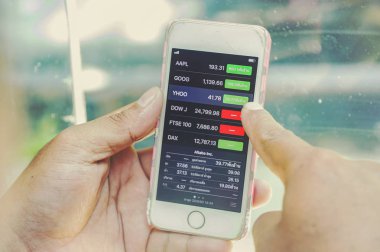 Stock Exchange Trading ekonomi kavramı ile mobil akıllı telefon tutarak adam.