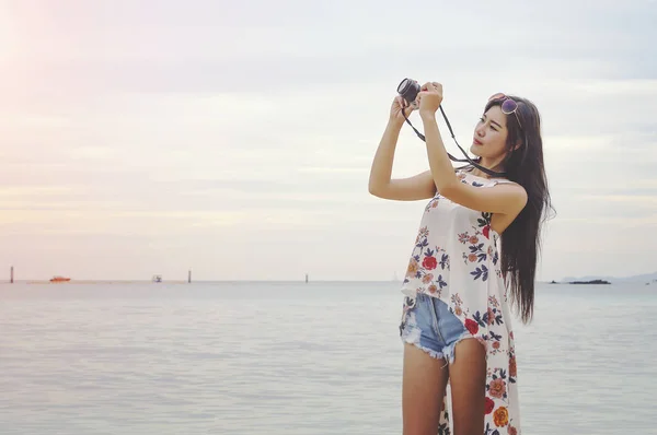 Frau Glücklich Lächelnd Und Nehmen Sie Eine Kamera Strand Auf — Stockfoto