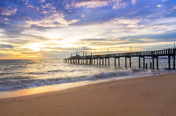 Vieux Pont Dans Mer Sur Plage Avec Coucher Soleil Ciel Images De Stock Libres De Droits