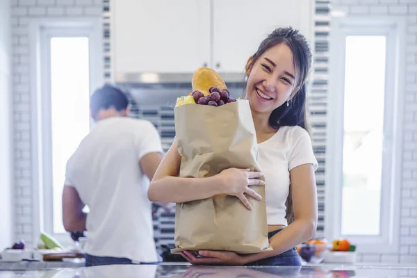 Mooie Aziatische Jonge Paar Lief Lachend Kijkt Naar Het Koken — Stockfoto