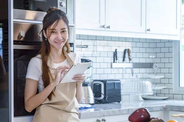 Mooie Jonge Vrouw Met Behulp Van Een Digitaal Tablet Glimlachen — Stockfoto