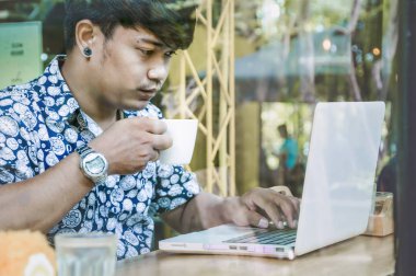 Diz üstü kahve dükkanında kullanarak iş adamı. İş kavramı