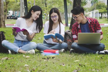 Mutlu genç öğrenciler okul klasörlerle Asya grubu eğitim, kampüs, dostluk ve kavram grubu.