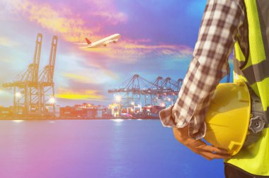 Genç adam ve güvenlik kask mühendislik, silah ayakta forma kargo portu port geçti.