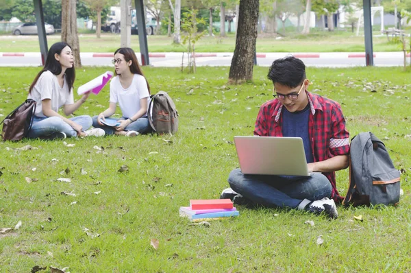 Mutlu genç öğrenciler okul klasörlerle Asya grubu eğitim, kampüs, dostluk ve kavram grubu.