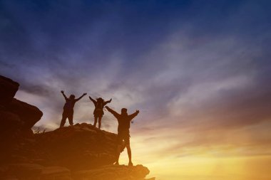 Ekip çalışması dostluk Hiking yardım etmek her diğer güven yardım siluet dağlarda, gündoğumu. İki adam hiker dağcılık üzerine yardım çalışması takım güzel gündoğumu manzara