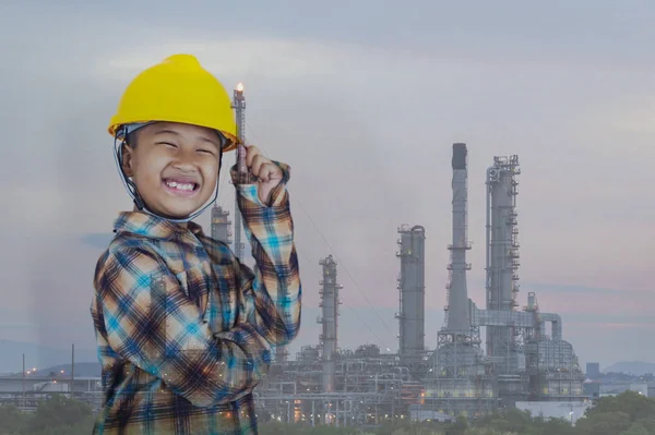 Menino Engenharia Com Aprendizagem Criativa Indústria Petrolífera Grande Refinaria Petróleo — Fotografia de Stock