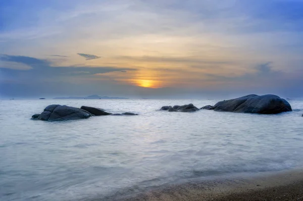 Entspannende Meereslandschaft Mit Weitem Horizont Des Farbenfrohen Himmels Und Felsen — Stockfoto