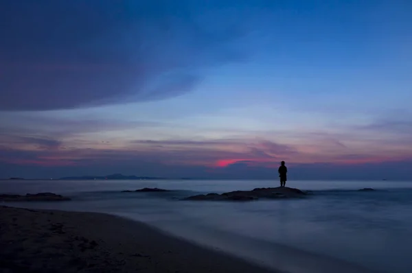 Kolorowe Niebo Nad Morze Plaża Sylwetka Człowieka Człowiek Stojący Skale — Zdjęcie stockowe