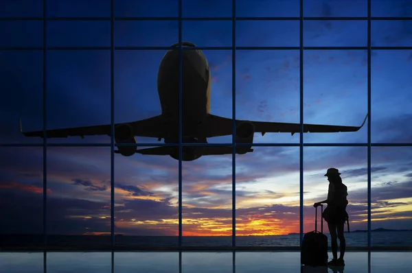 Tânăra Femeie Stă Lângă Fereastră Aeroport Uită Avion Înainte Plecare — Fotografie, imagine de stoc