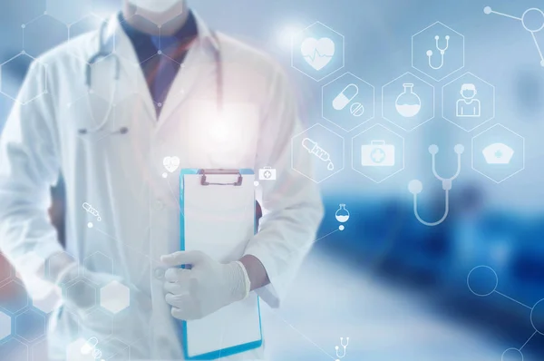 Tıp doktor el modern sanal ekran arayüzü, tıbbi teknoloji ağ kavramı ile dokunaklı simge tıbbi ağ bağlantısıyla çalışma