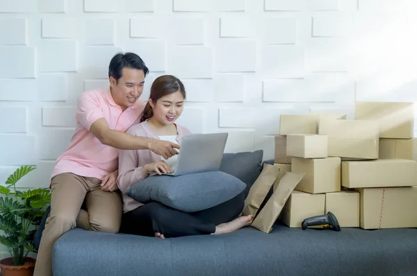 Junge Geschäftspaare Gründen Familienunternehmen Online Marketing Verpackung Und Lieferung Szene — Stockfoto