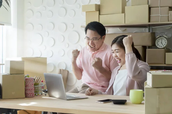 Junge Geschäftspaare Gründen Familienunternehmen Online Marketing Verpackung Und Lieferung Szene — Stockfoto