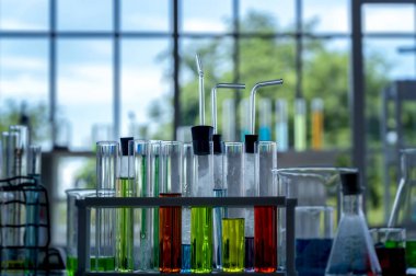 Renkli laboratuvar araştırma, test etmek için sıvı bırakarak tüpler, laboratuvar araştırma ve geliştirme kavramı.