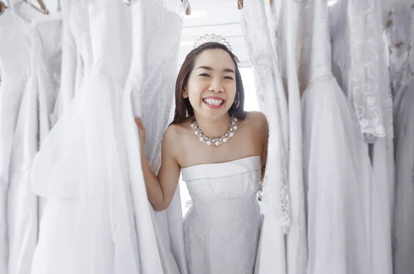 Mooie Vrouw Plezier Tijdens Bruidsjurk Inpassing Het Huwelijk Mode Winkel — Stockfoto