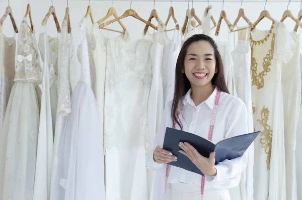 Aziatische Vrouwelijke Smilling Van Eigenaar Van Bruids Winkel Met Een — Stockfoto