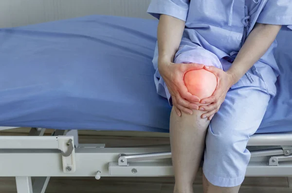 Yaşlı kadın holpital diz ağrısı muzdarip.