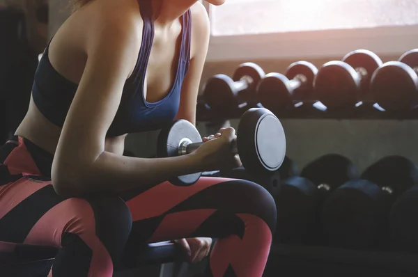 Jovem Com Sino Belo Uniforme Esportivo Ela Durante Exercício Ginásio — Fotografia de Stock