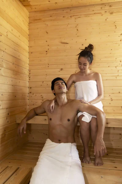 Hermosa Pareja Relajándose Sala Sauna Spa — Foto de Stock