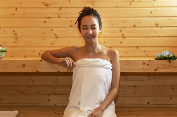 Beautiful Young Woman Wellness Spa Relaxing Wooden Sauna — Stock Photo, Image