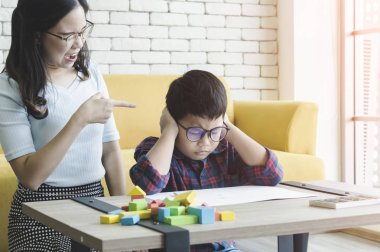 Onu evlat anne yardım odasındaki masada aptal olduğum için onu azarlamak difficul ödev görev yapmak.