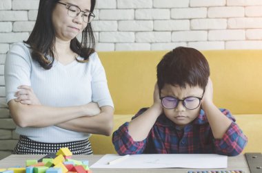 Onu evlat anne yardım odasındaki masada aptal olduğum için onu azarlamak difficul ödev görev yapmak.