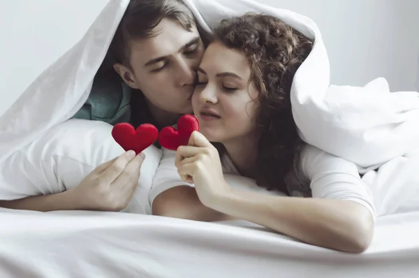 Primer Plano Pareja Feliz Besándose Disfrutando Pasar Tiempo Juntos Mientras — Foto de Stock