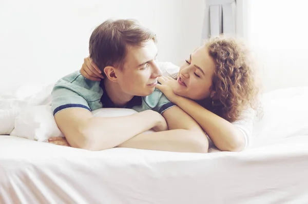 Junges Paar Entspannt Umarmt Und Hat Spaß Auf Dem Bett — Stockfoto
