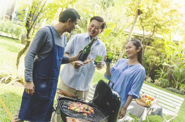 Yaşlı grup et ve sebze vintage ızgara ızgara bir çubuk üzerinde döner. -Görüntü