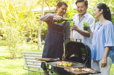 Yaşlı grup et ve sebze vintage ızgara ızgara bir çubuk üzerinde döner. -Görüntü