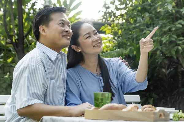 Senior Paar Middag Thee Drinken Tuin Ontspannen Concept Afbeelding — Stockfoto