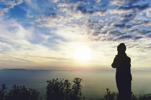 Silhouette Voyageuse Debout Pour Voir Les Montagnes Des Hautes Terres — Photo