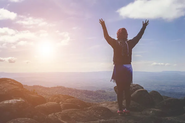 Silhouette Femme Levant Les Mains Sur Montagne Matin Image — Photo