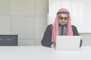 Ofiste - görüntü dizüstü bilgisayar üzerinde çalışan Arap iş adamı